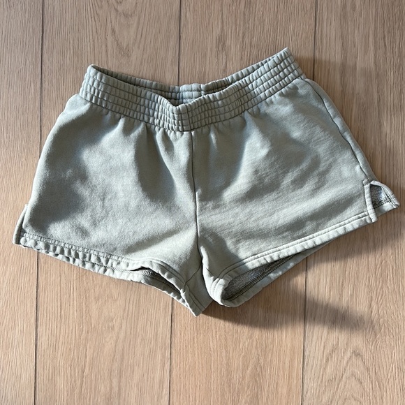 TNA | Cozy AF Fleece Perfect 2” Shorts Size Small - Picture 2 of 3